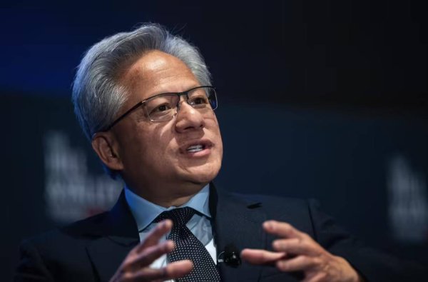 股票配资app下载排行 黄仁勋2025财年涨薪46%，达到4990万美元